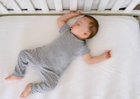 Trẻ sơ sinh nằm nệm bị nóng lưng: Nguyên nhân và cách khắc phục hiệu quả 