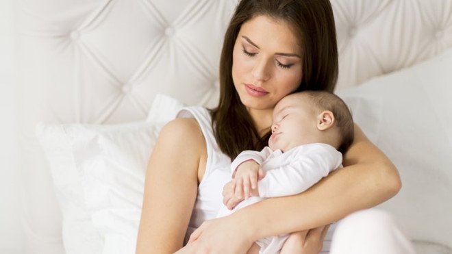 Giải đáp: Sau sinh nên nằm giường hay nệm?