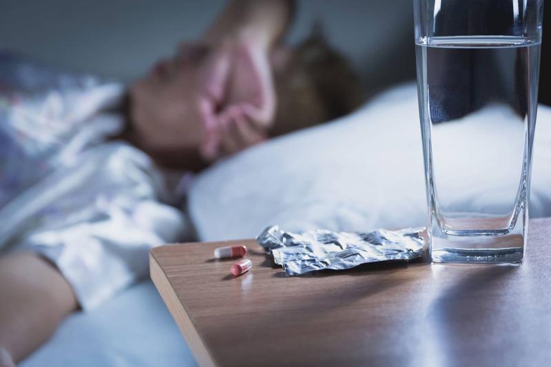 Uống các loại thuốc có thể gây mất ngủ gián đoạn
