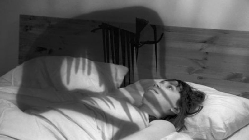 Ngủ bị bóng đè là hiện tượng gì?