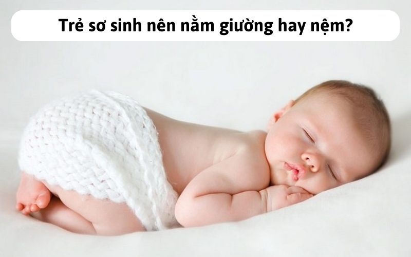 Trẻ sơ sinh nên nằm giường hay nệm?