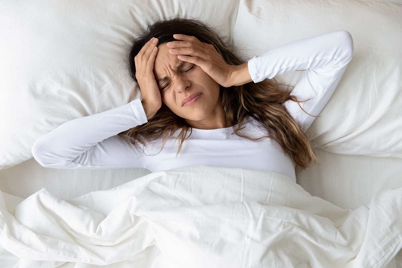 Ngủ nướng gây đau đầu, suy giảm trí nhớ và thính lực