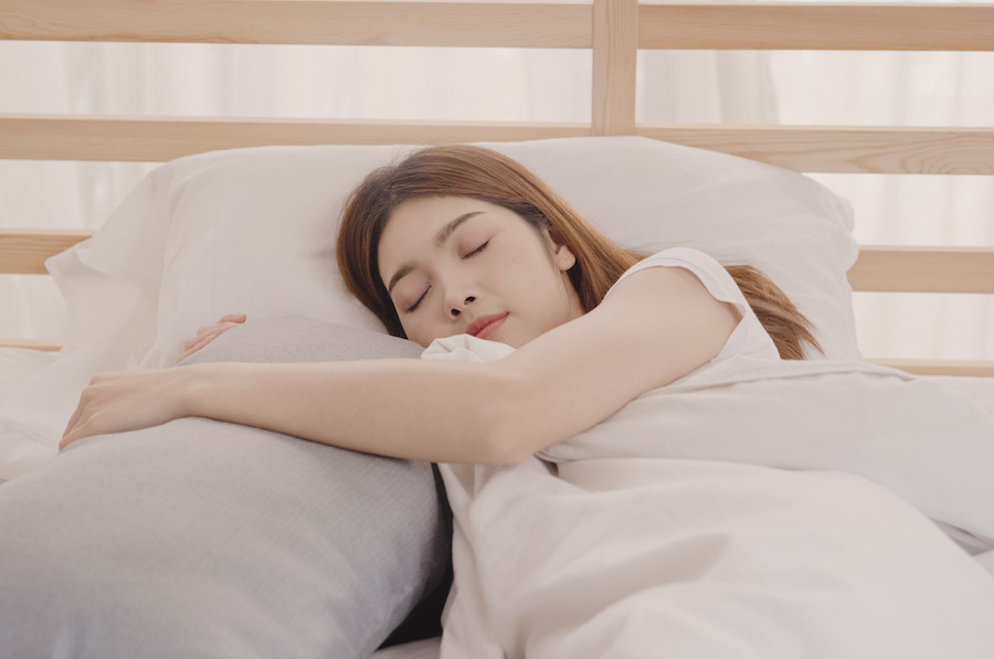 Thiết lập lịch ngủ đều đặn giúp cải thiện tình trạng nhắm mắt nhưng không ngủ được