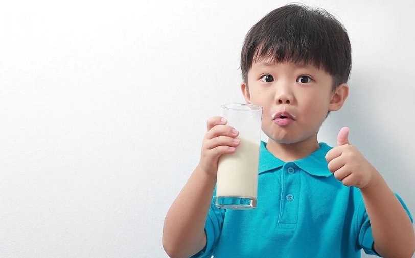 Uống sữa trước khi ngủ giúp phát triển chiều cao cho trẻ