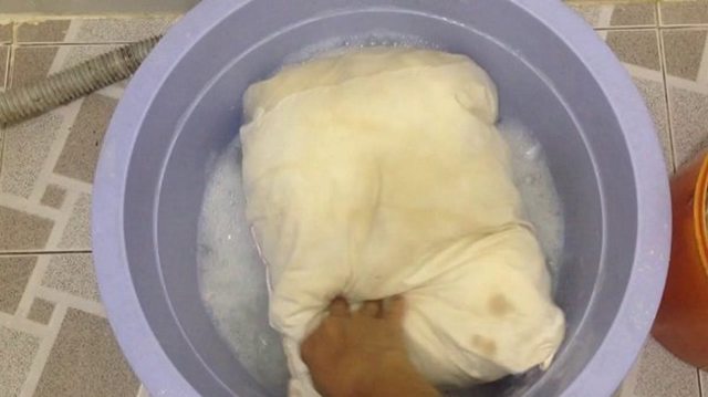 Cách giặt ruột gối bằng tay