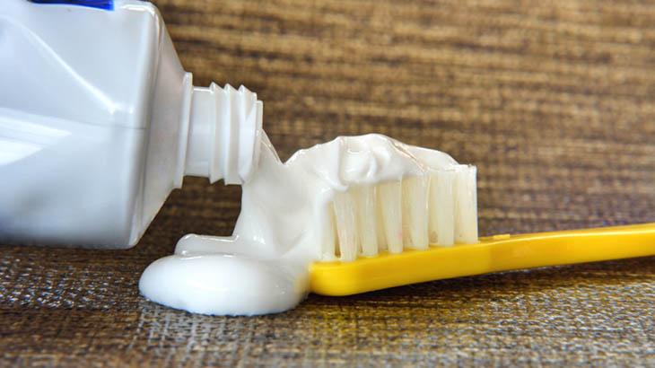 Cách khử mùi nước tiểu trên nệm bằng kem đánh răng