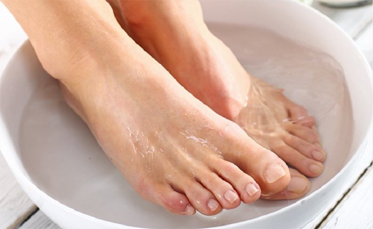 Ngâm chân bằng nước ấm giúp cải thiện giấc ngủ