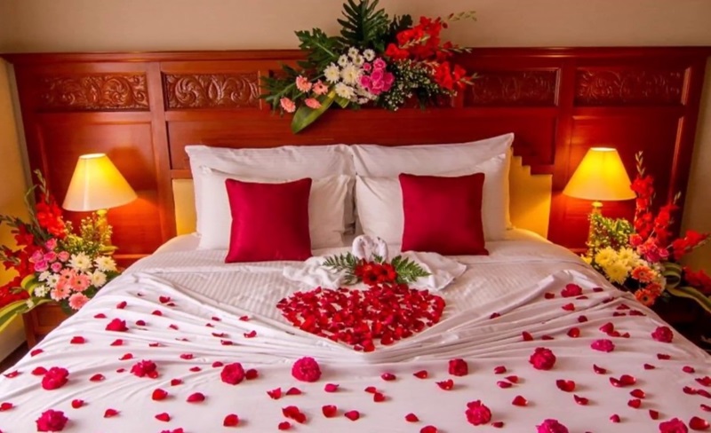 Cách gấp chăn phòng cưới với hoa tươi đẹp mắt
