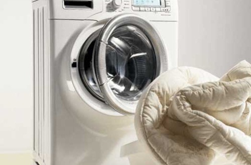 Khi giặt chăn bông bằng máy giặt tại nhà cần thực hiện đúng cách để không làm hỏng chăn