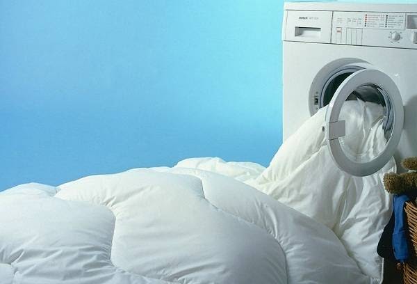 Bạn hoàn toàn có thể tự giặt chăn bông tại nhà bằng máy giặt nhưng máy giặt cần có lồng giặt lớn