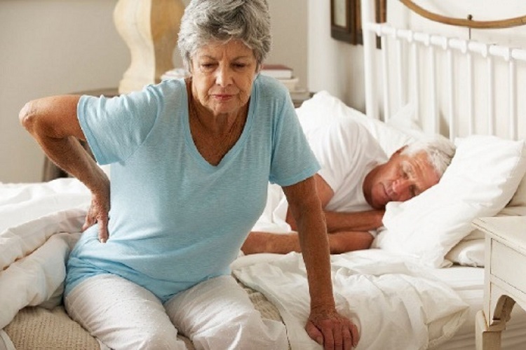 Nguyên nhân khiến nệm ảnh hưởng đến giấc ngủ của người cao tuổi