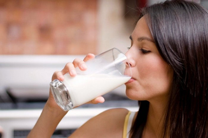 Uống sữa ấm giúp cải thiện giấc ngủ